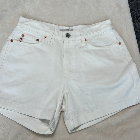 Vintage Guess Jeans White Denim Shorts Women’s Size 28 Triangle Logo - Picture 2 of 10